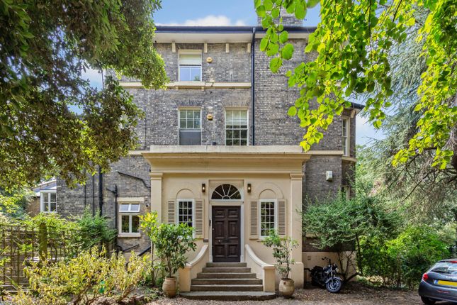 Flat for sale in The Glebe, London