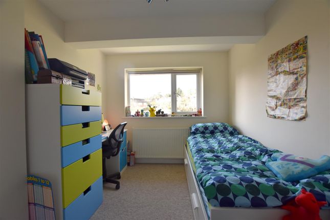 19B, Colman Way, Redhill photo 4