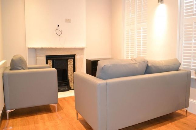 2 bed flat to rent in The Avenue, West Ealing, London.