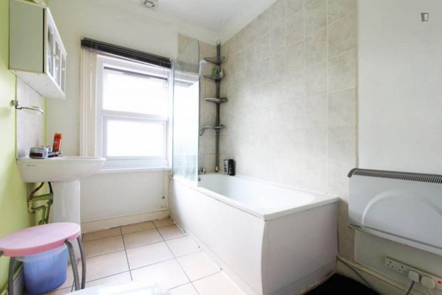 Cosy bedroom in 4-bedroom flat in London, 186A, Romford Road, London photo 5
