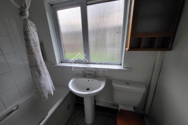94a, Hyrstlands Road, Batley photo 5