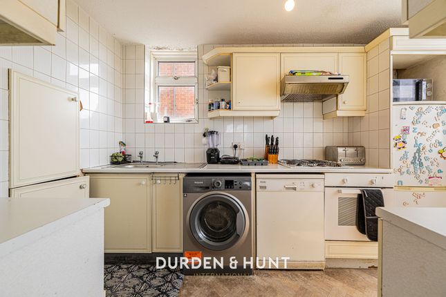 51 Gardner Close, London photo 4