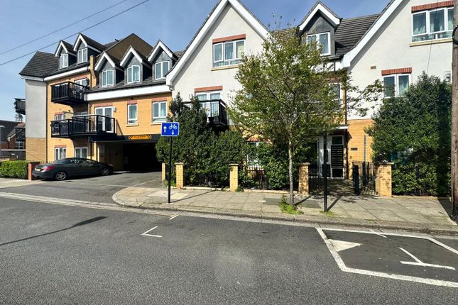 Flat for sale in Featherstone Road, Southall, Greater London