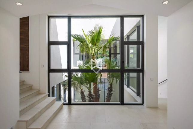 Detached house for sale in Saint-Tropez, 83990, France