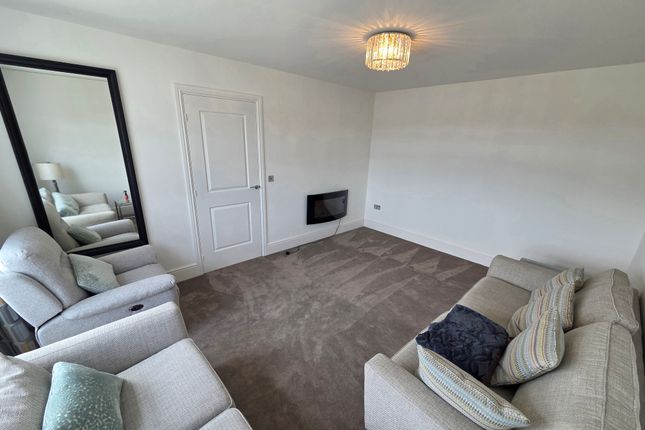 172, Luton photo 2