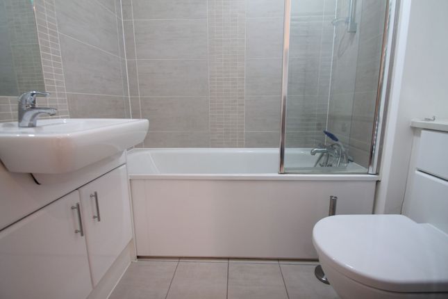Flat 35, Arlington House, West Drayton photo 4