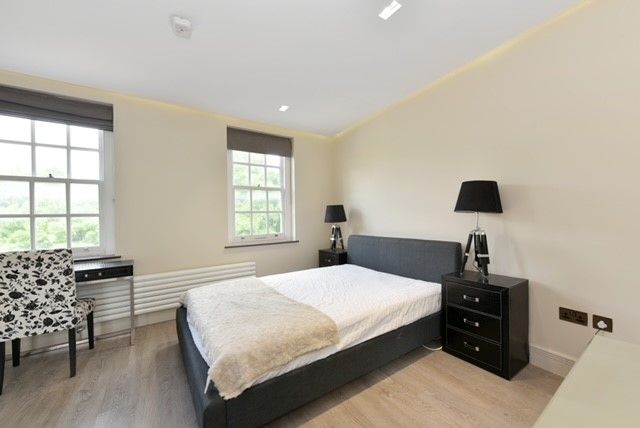 Terraced house to rent in Battersea Square, London