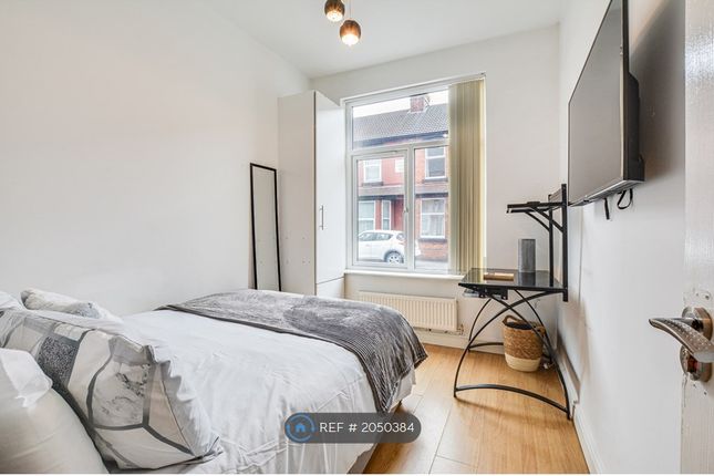 Terraced house to rent in Albion Road, Manchester