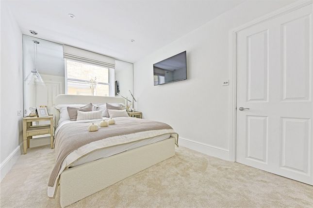 Mews house to rent in Gaspar Mews, Earls Court