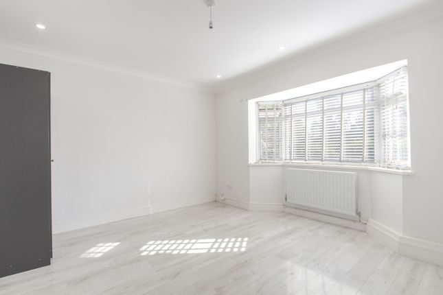 305 Mottingham Road, London photo 3
