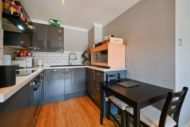 26, Flanders Crescent, London photo 3