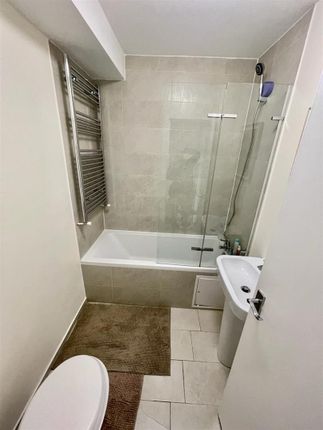 Flat to rent in Catford Hill, London