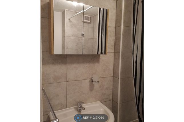 Flat, Chestnut Court Ullathorne Road, London photo 5