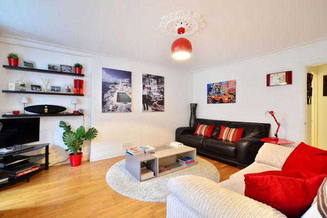 2-bed flat on Gauden Road, Clapham North, £2,500/mo