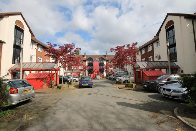 Flat to rent in Friars Court, Canterbury Gardens, Salford