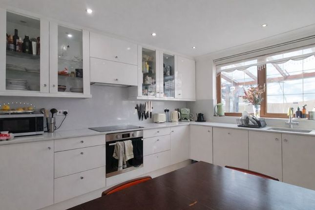 28, Caldecott Way, London photo 4