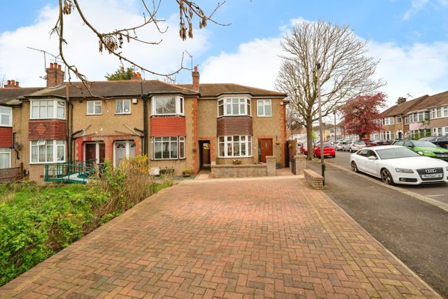 End terrace house for sale in Reading Road, Northolt