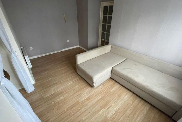 126, Streamside Close, London photo 2