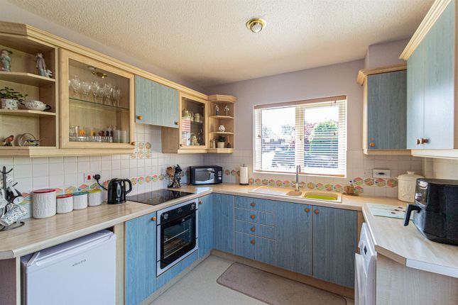 19, Lincoln Close, Warrington photo 4