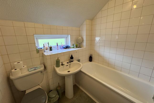 70, Rowhurst Avenue, Addlestone photo 3
