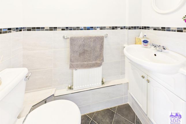 24, Moss Way, Dartford photo 2
