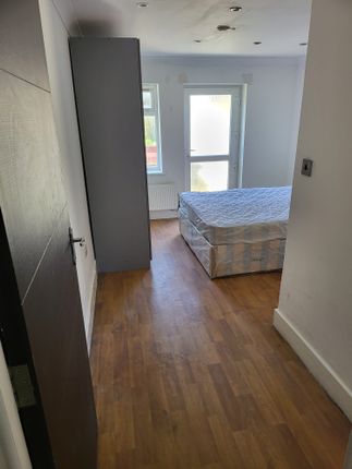 Eton Avenue, Hounslow photo 3