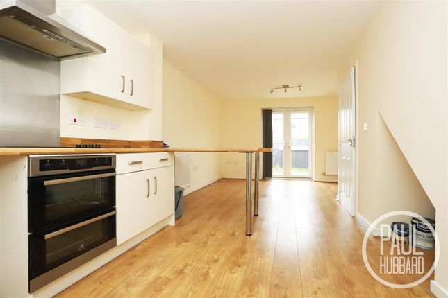5, Lupton Close, Lowestoft photo 3