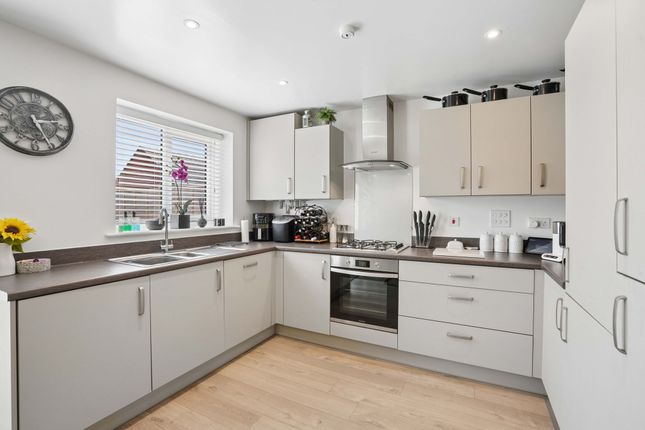 3 Rapide Crescent, Witney photo 4