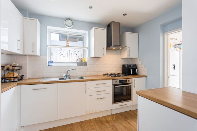 20 Meath Green Avenue, Horley photo 4