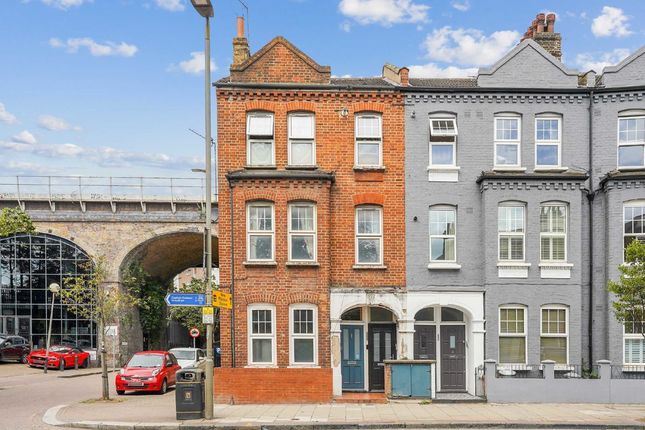 Flat for sale in Queenstown Road, London