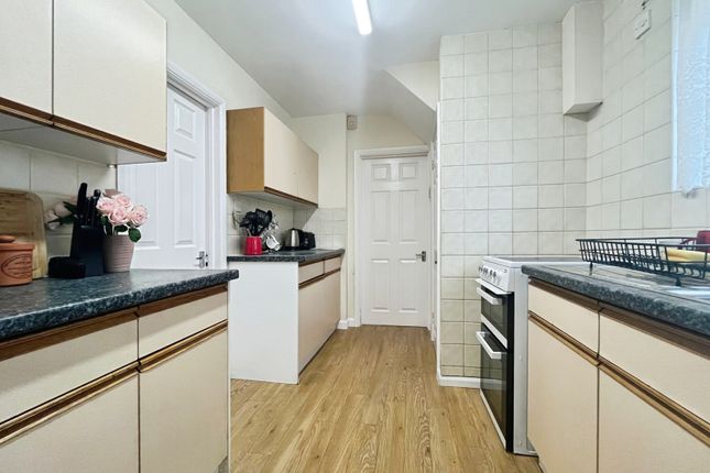 Room 3, 16, Larchwood Drive, Egham photo 4