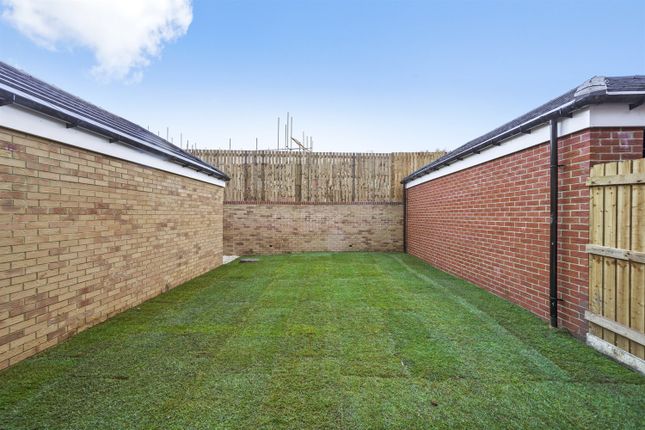 5, Caister Close, Hampton Beach, Peterborough photo 5
