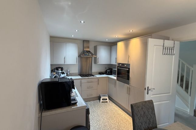 43, Harrowins Farm Drive, Bradford photo 4