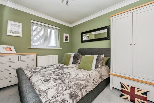 8, Crescent Court, Grays photo 4