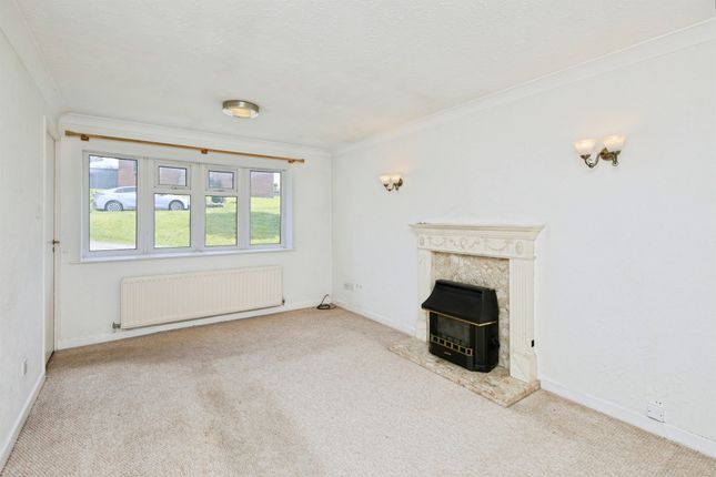 47, Chatsworth Drive, Burton-On-Trent photo 2