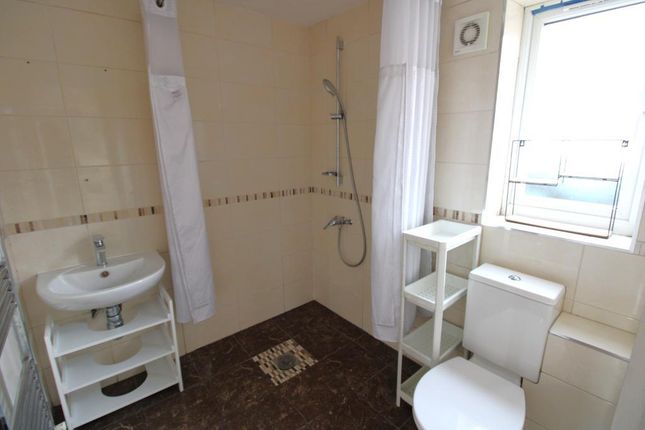 Flat for sale in Manor Lane, Harlington, Middlesex