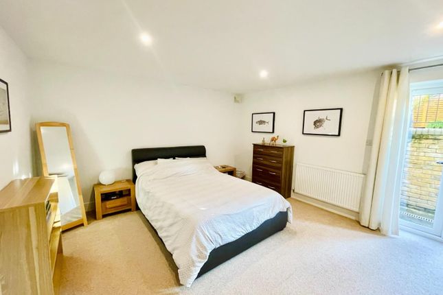 Flat for sale in Sutherland Road, London