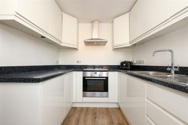 Limes Avenue, Horley photo 2