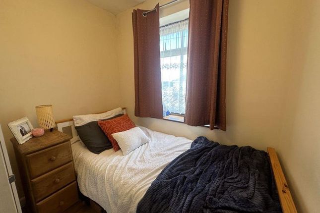 11 Peel Way, Uxbridge photo 2