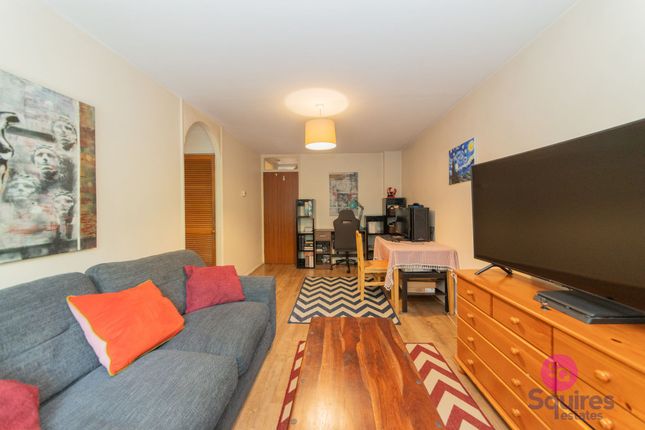 32 Silver Birch Close, London photo 2
