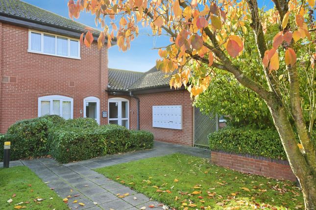 1-bed flat on Flat 12, Cambridge Court, Cambridge Road, Ware, £180,000