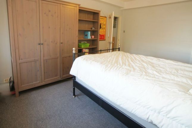 C71 Du Cane Court, Balham High Road, London photo 2