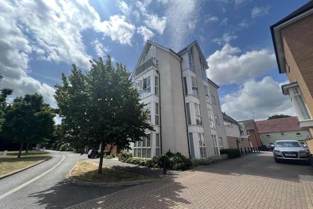 Flat for sale in Lambourne Chase, Great Baddow, Chelmsford