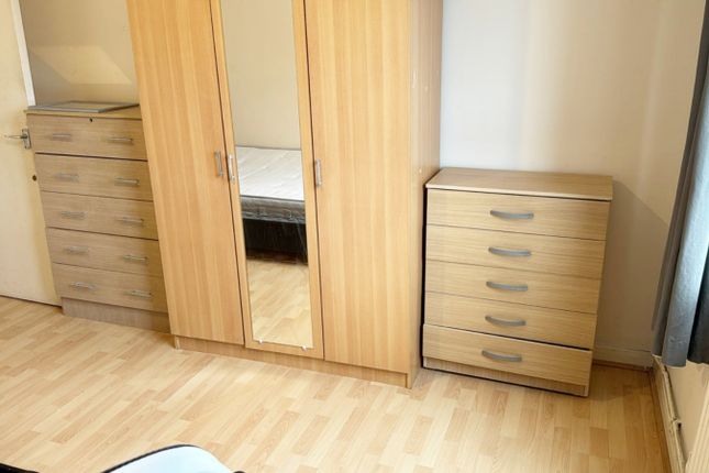 Shared accommodation to rent in East Street, London
