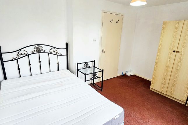 55 Leigh Hunt Drive, London photo 4