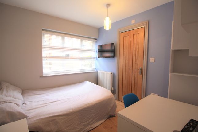 Thumbnail Shared accommodation to rent in Louise Street, Chester, Cheshire