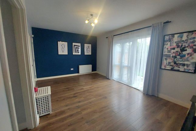Dunlop Close - 2 Bedroom, Tilbury, Tilbury photo 2