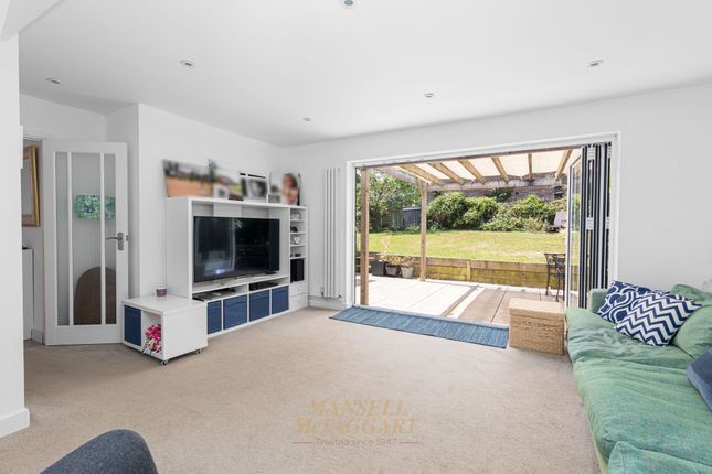 8 Stuart Way, East Grinstead photo 3