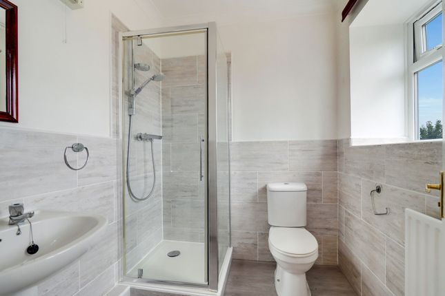 Flat 4, 274-276 Walton Road, West Molesey photo 3