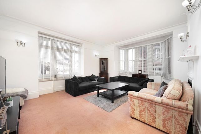 Flat 22, Burnham Court, Moscow Road, London photo 2